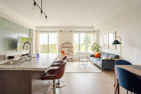 Modern 4 Bedroom Home 65 Inch Tv South Barrie